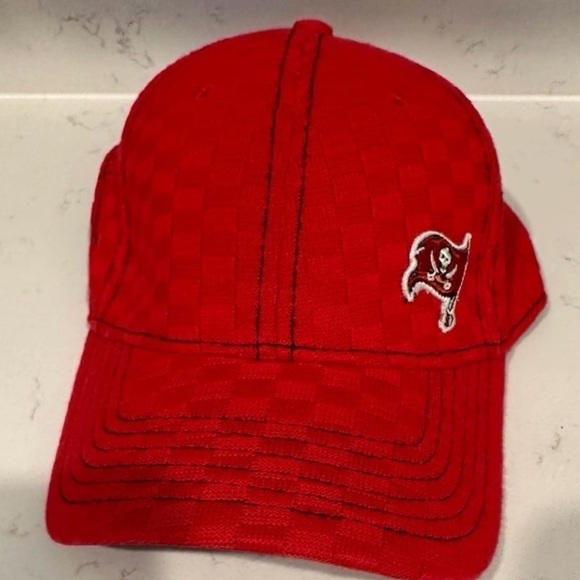 Buccaneers Hat Paired with T Shirt - Picture 7 of 9